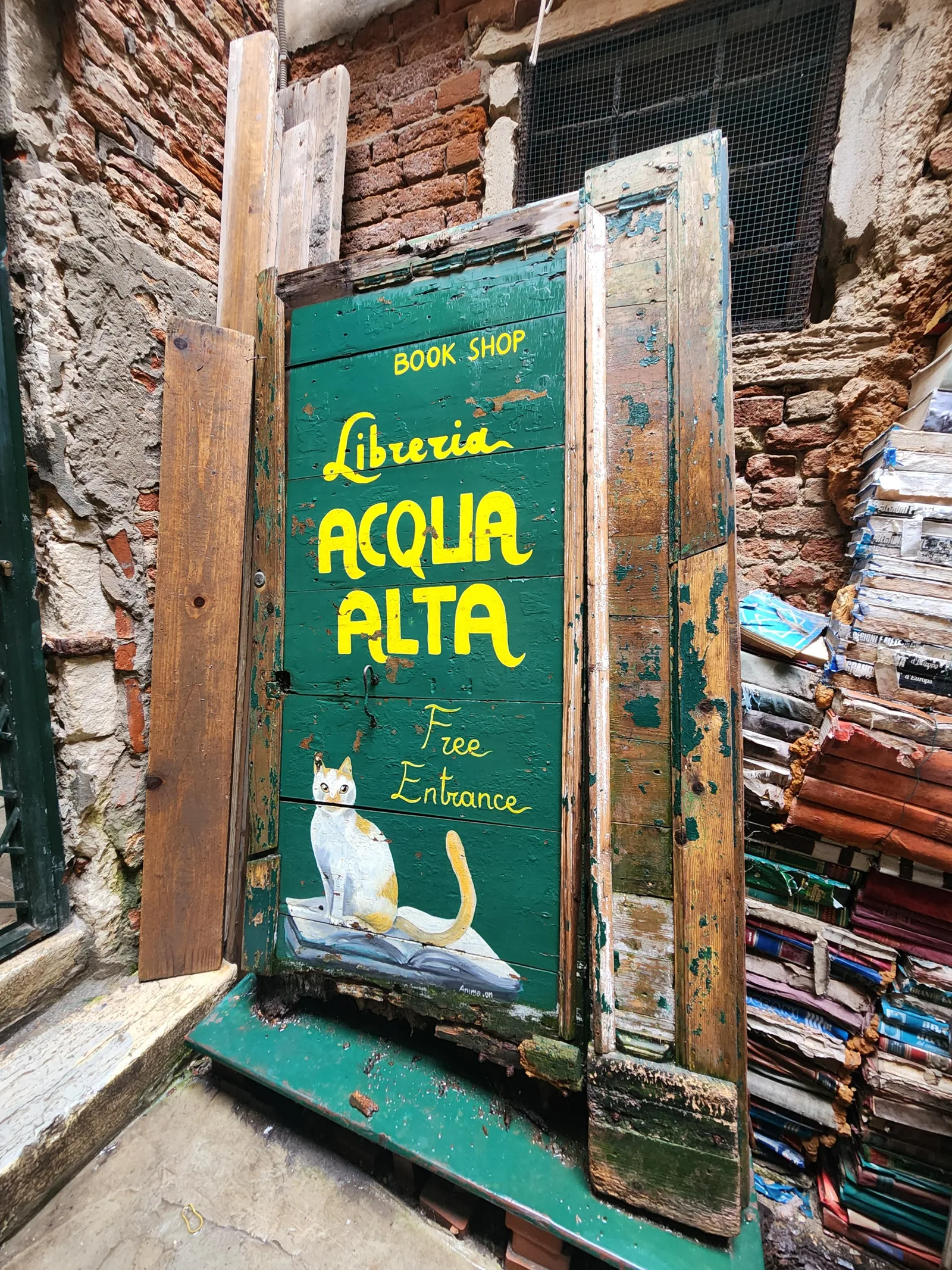 The Libreria Acqua Alta sign with a painted cat in Venice