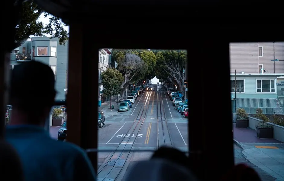 A San Francisco cable car on its tracks, seen from the driver’s position